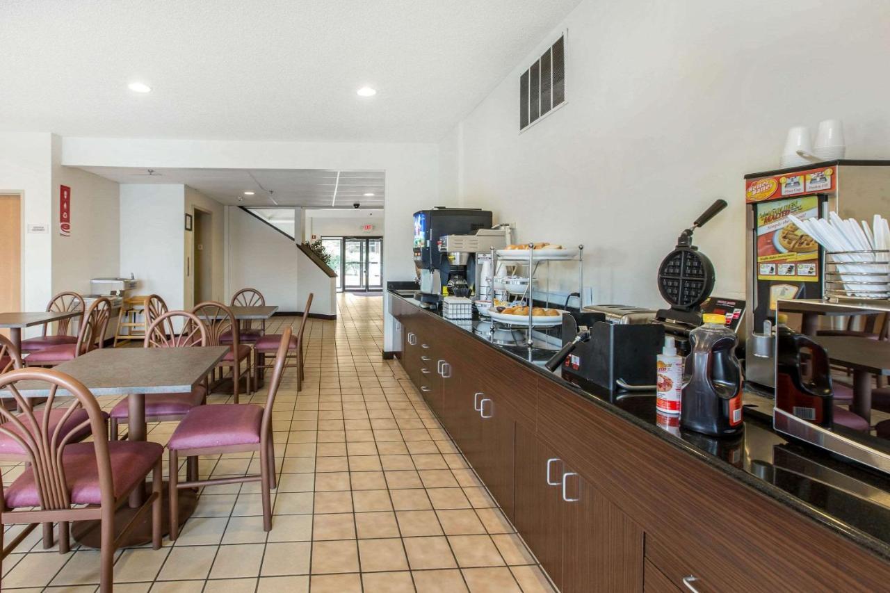 Econo Lodge Inn & Suites Peoria Illinois Bagian luar foto