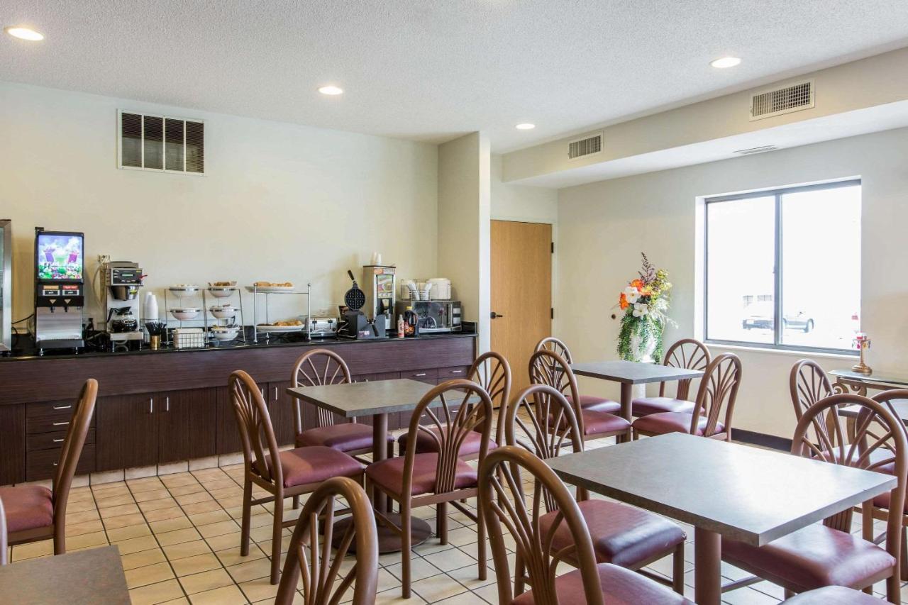 Econo Lodge Inn & Suites Peoria Illinois Bagian luar foto