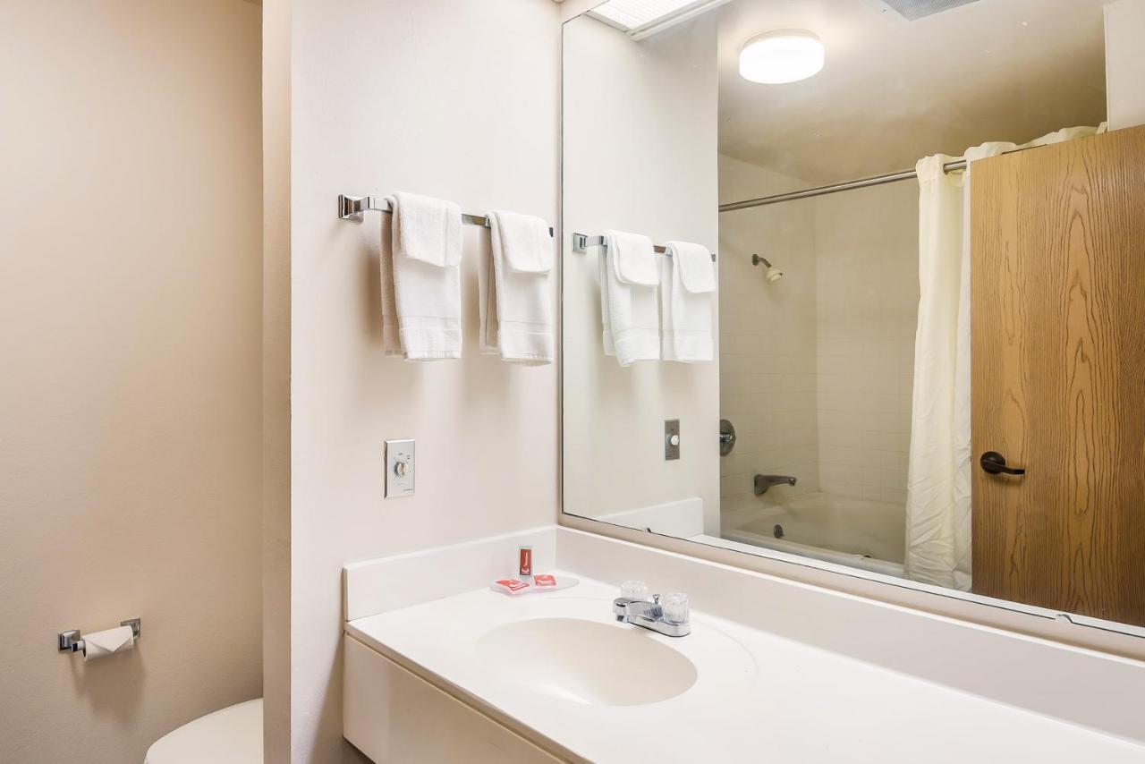 Econo Lodge Inn & Suites Peoria Illinois Bagian luar foto