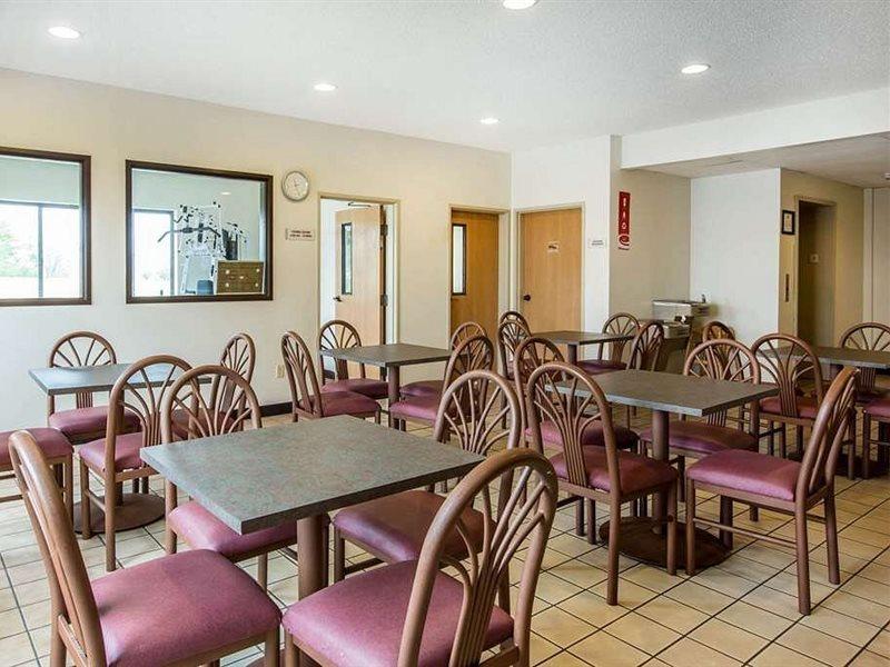 Econo Lodge Inn & Suites Peoria Illinois Bagian luar foto