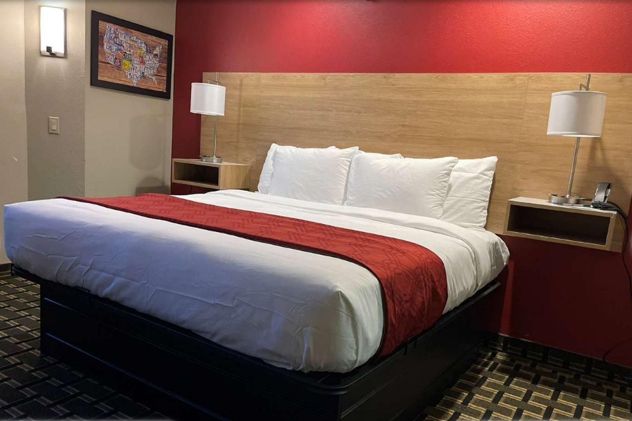Econo Lodge Inn & Suites Peoria Illinois Bagian luar foto