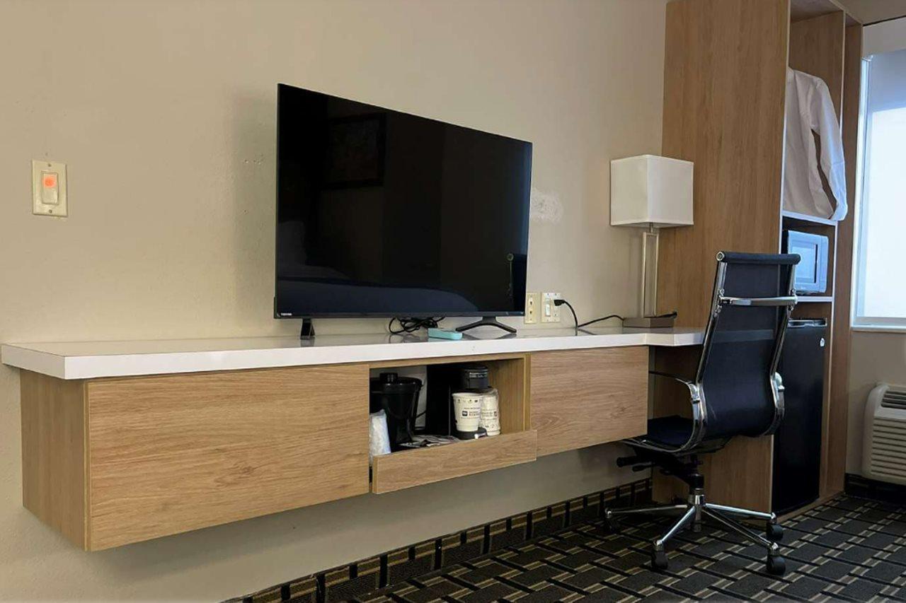 Econo Lodge Inn & Suites Peoria Illinois Bagian luar foto