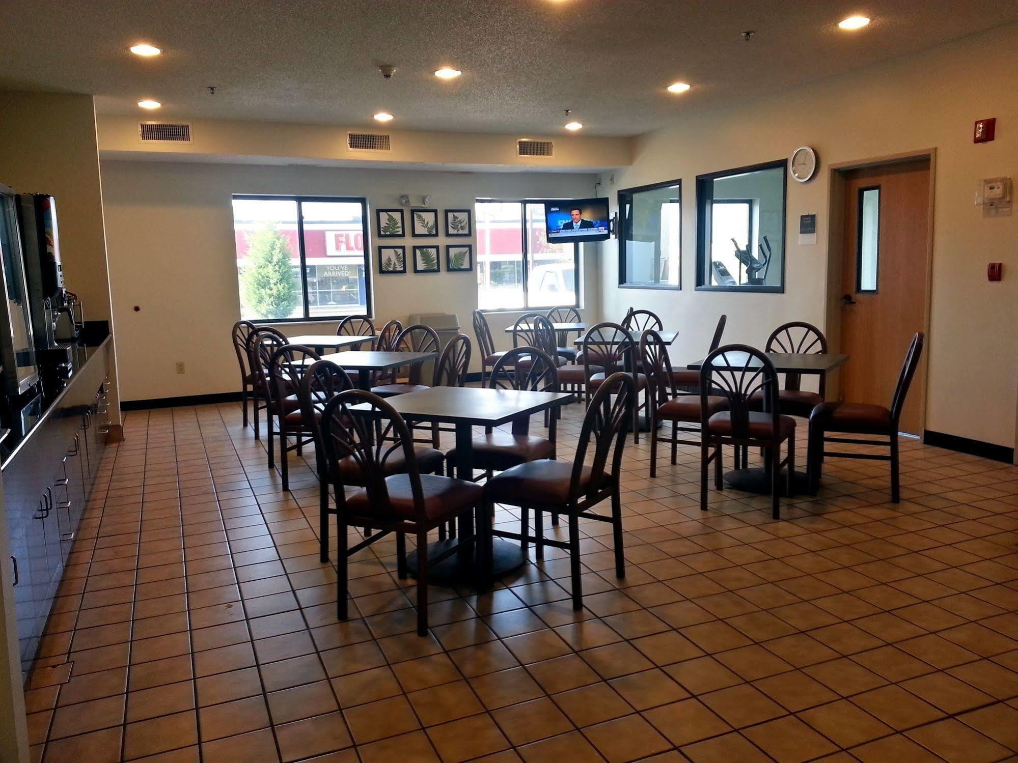 Econo Lodge Inn & Suites Peoria Illinois Bagian luar foto
