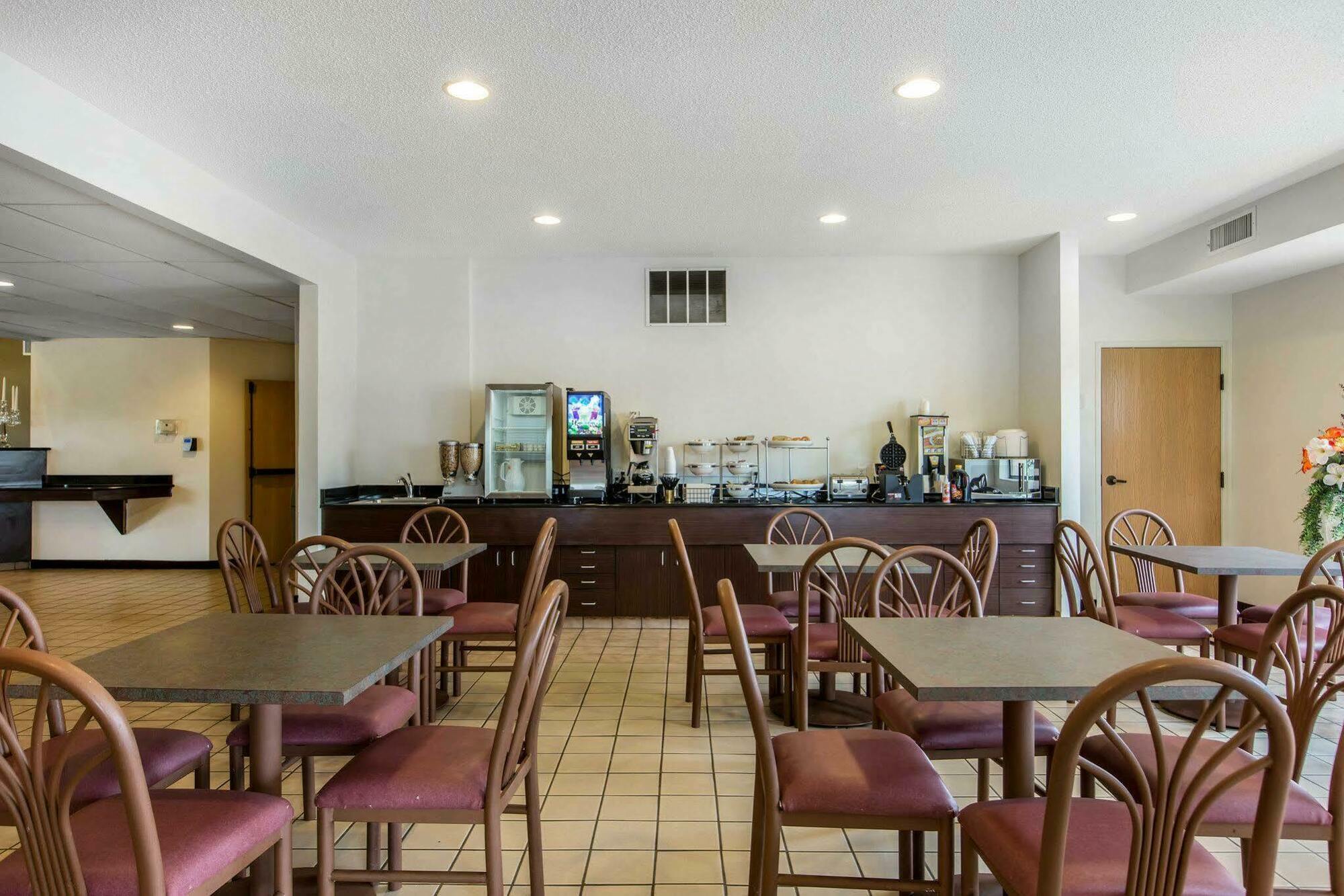 Econo Lodge Inn & Suites Peoria Illinois Bagian luar foto